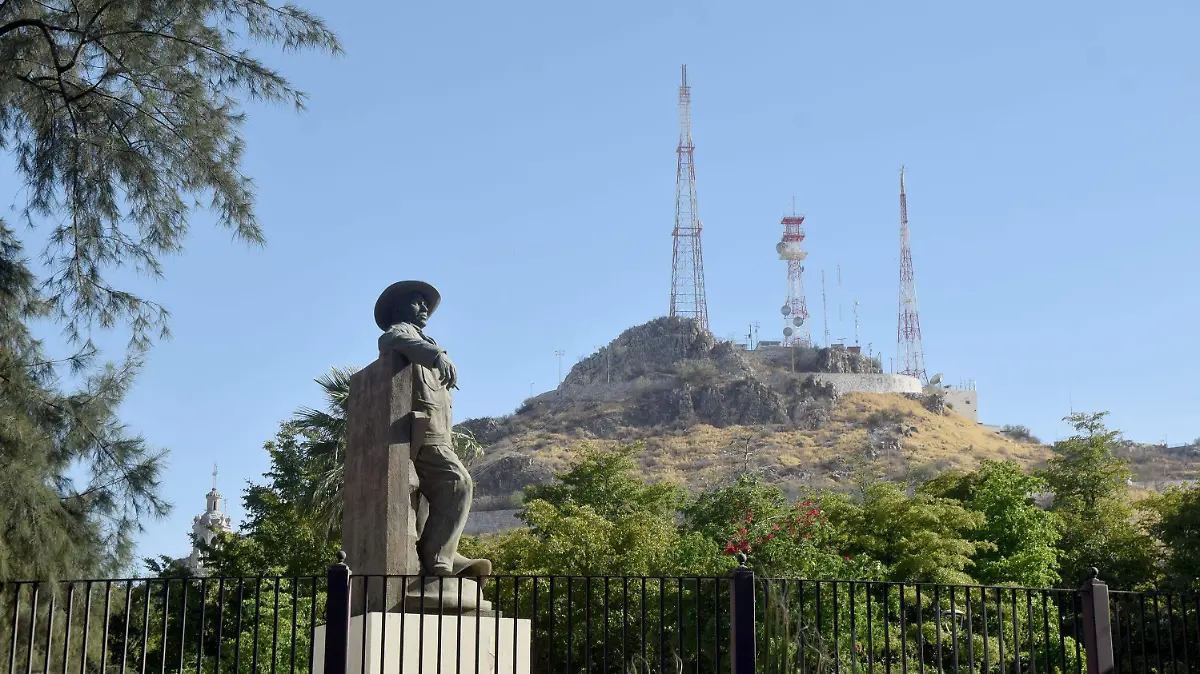 18-05-2022-Monumento a Jesus garcía.Carlos Villalba (1)